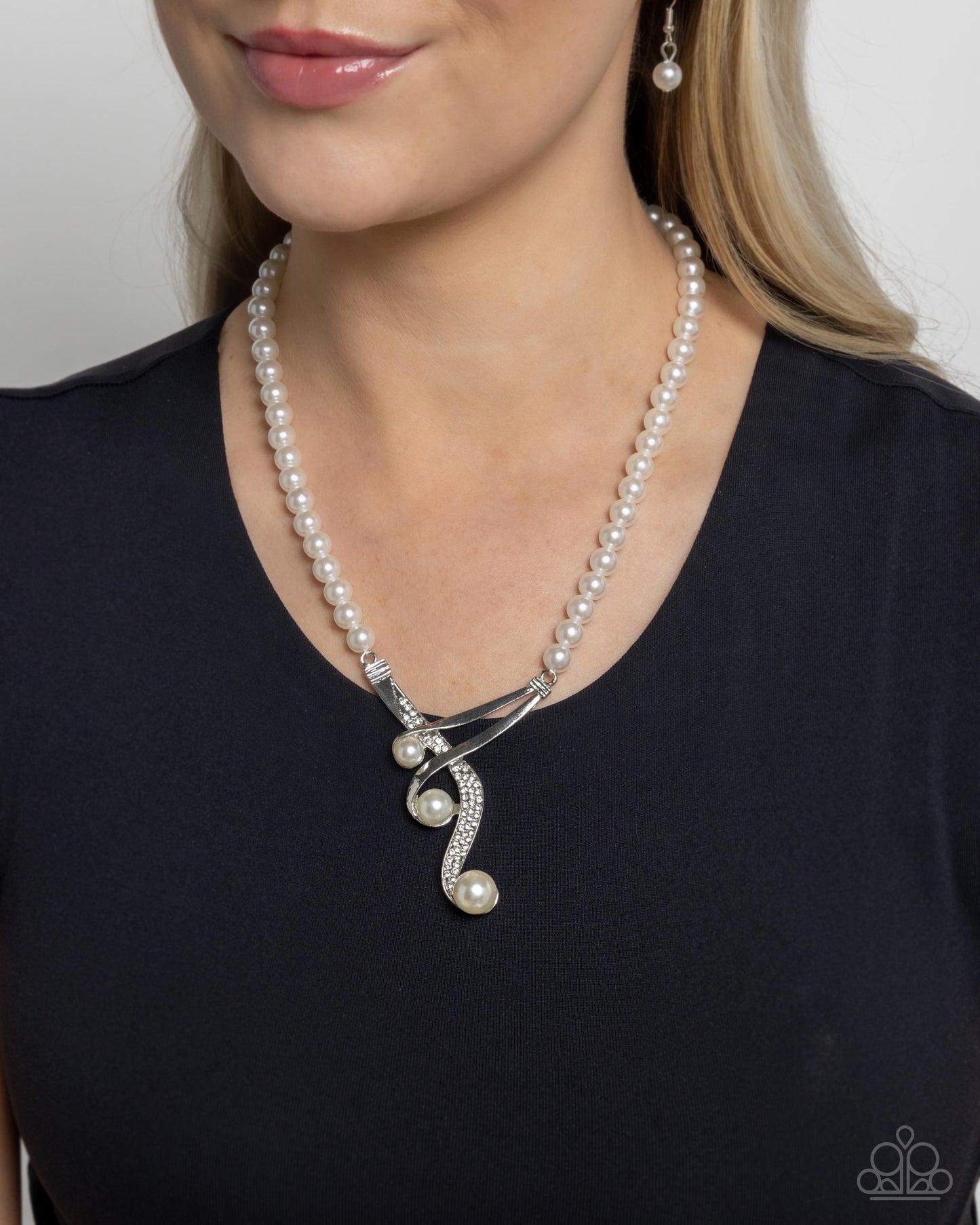 Elegant Entourage - White
