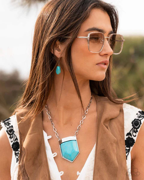 Pendant Passage Blue Necklace